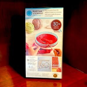 Martha Stewart Crafts Knit & Weave Loom Kit Lion Brand Yarn (Brand New)